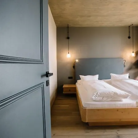 Aparthotel Panoramic Winzerhöhe 4*